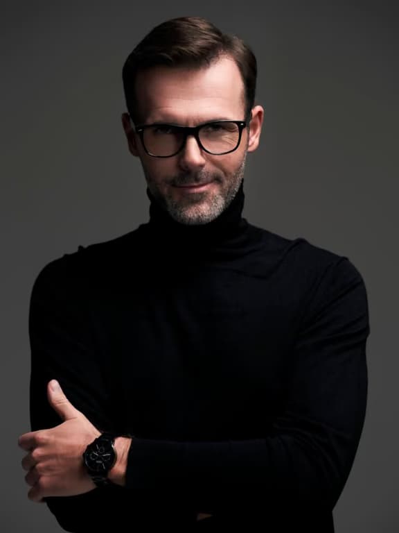 Homem com óculos de massa em estúdio, look clássico