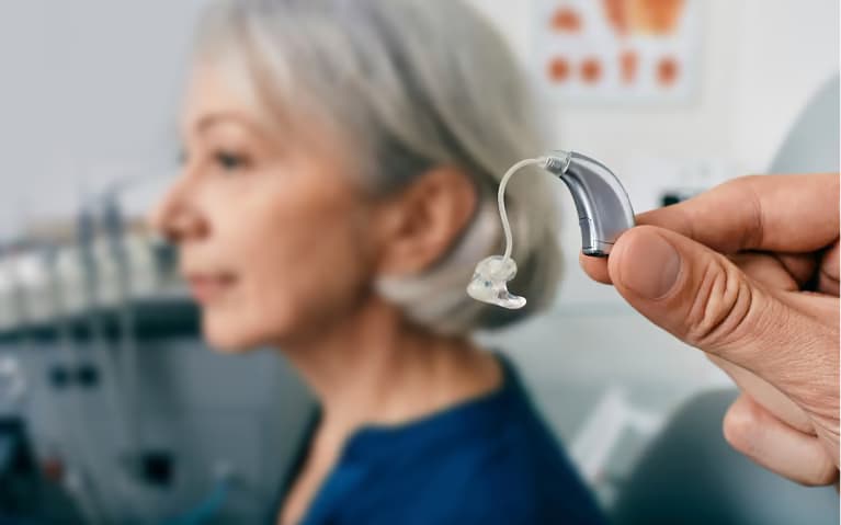 Aparelhos auditivos modernos e discretos