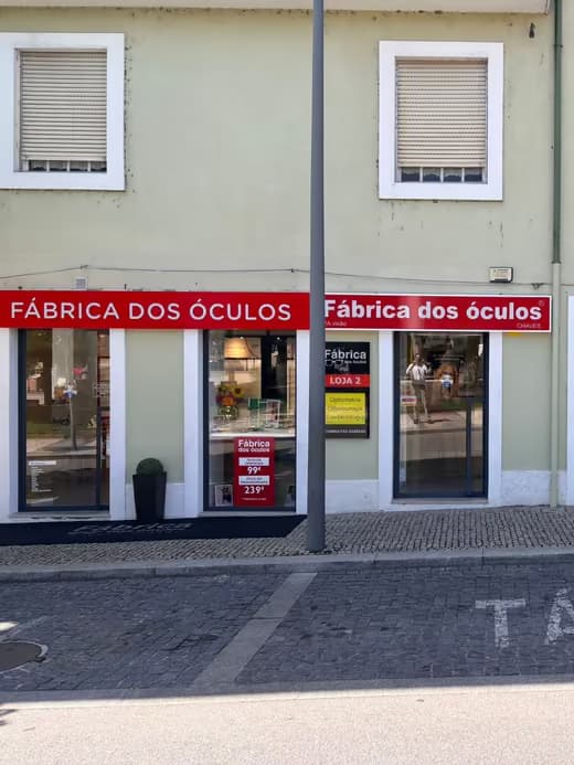 Interior da loja de Chaves com armações expostas