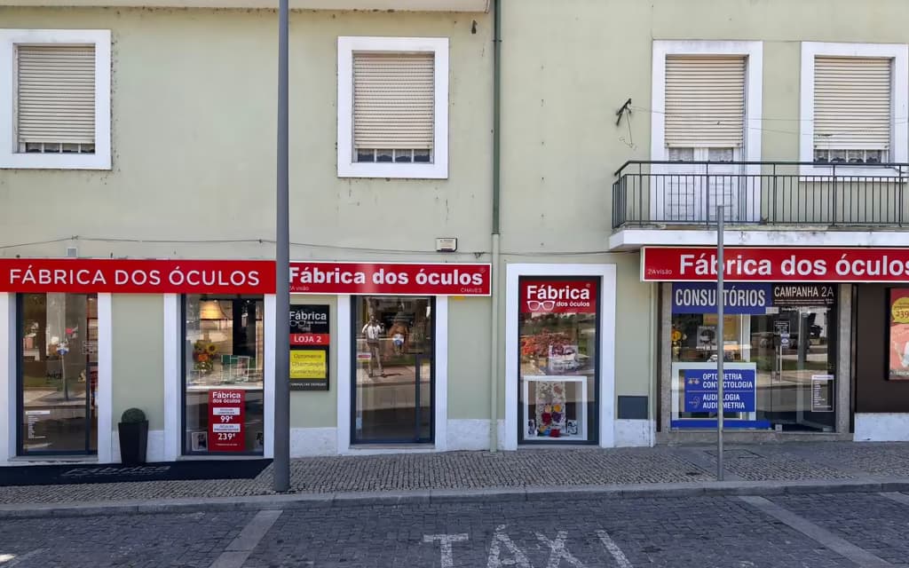 Interior da loja Fábrica dos Óculos em Chaves com zona de armações
