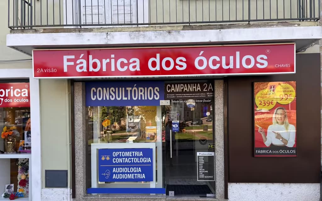 Montra e atendimento da loja Fábrica dos Óculos em Vidago