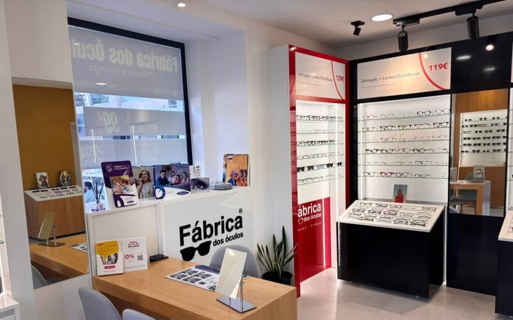 Interior de loja Fábrica dos Óculos — zona de consulta